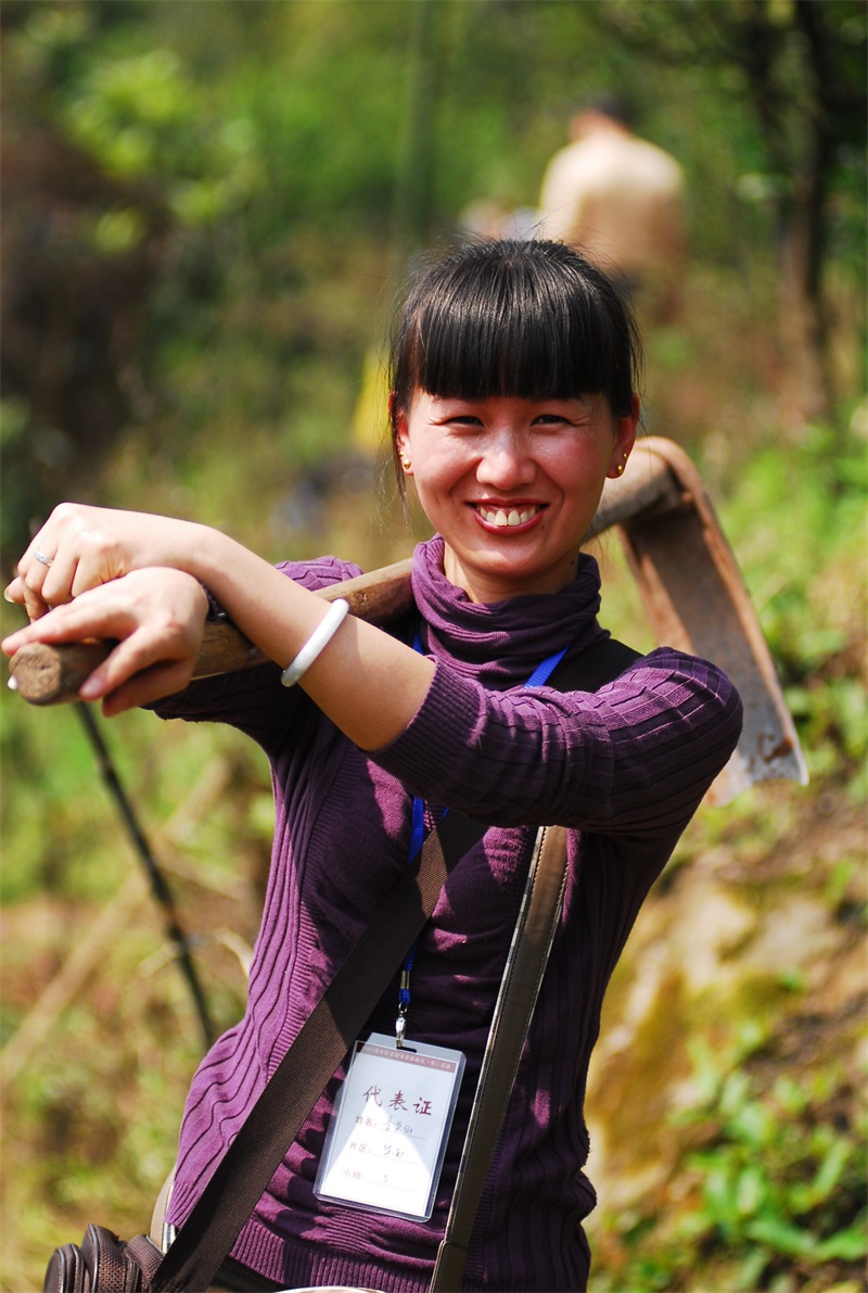 5 烈日當空，溫度較高，許多加盟商的衣服都被汗水浸濕，但紅潤的臉龐上卻始終洋溢著開心的笑容。.JPG