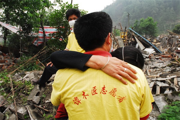 4 深入大山區(qū)德陽市紅白鎮(zhèn)五桂平村——她在這個時候多么需要有一個依靠.JPG