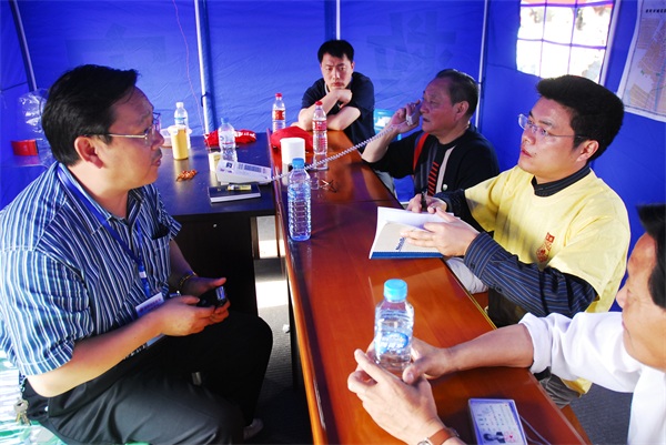 5 隊長羅洪平在救災(zāi)物質(zhì)調(diào)度中心指揮部反應(yīng)并了解災(zāi)區(qū)情況，去最急需的地方.JPG