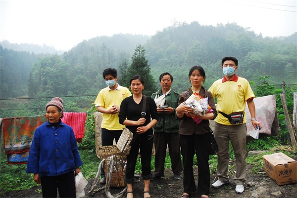 6 為災(zāi)民送去急需的食品.JPG