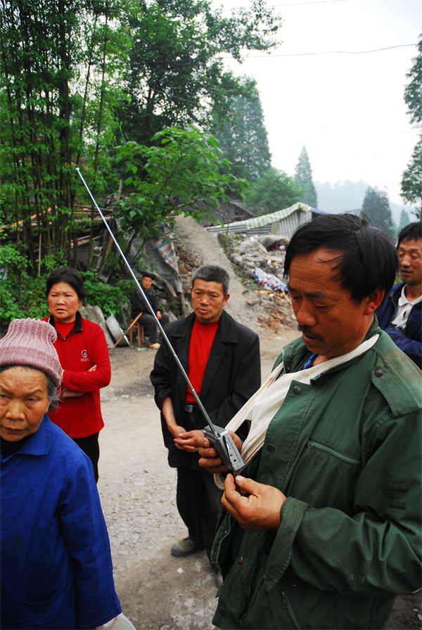 7-1 送去唯一能了解外部信息的收音機.JPG