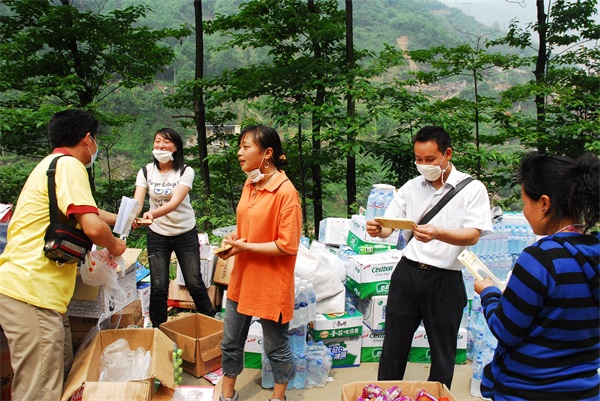 8 慰問堅守在救助點也是焦急等待親人的4名志愿者。.JPG