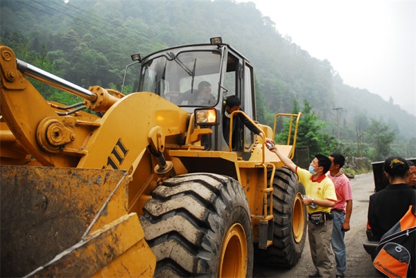 10 給搶險救災(zāi)人員送急需藥品.jpg